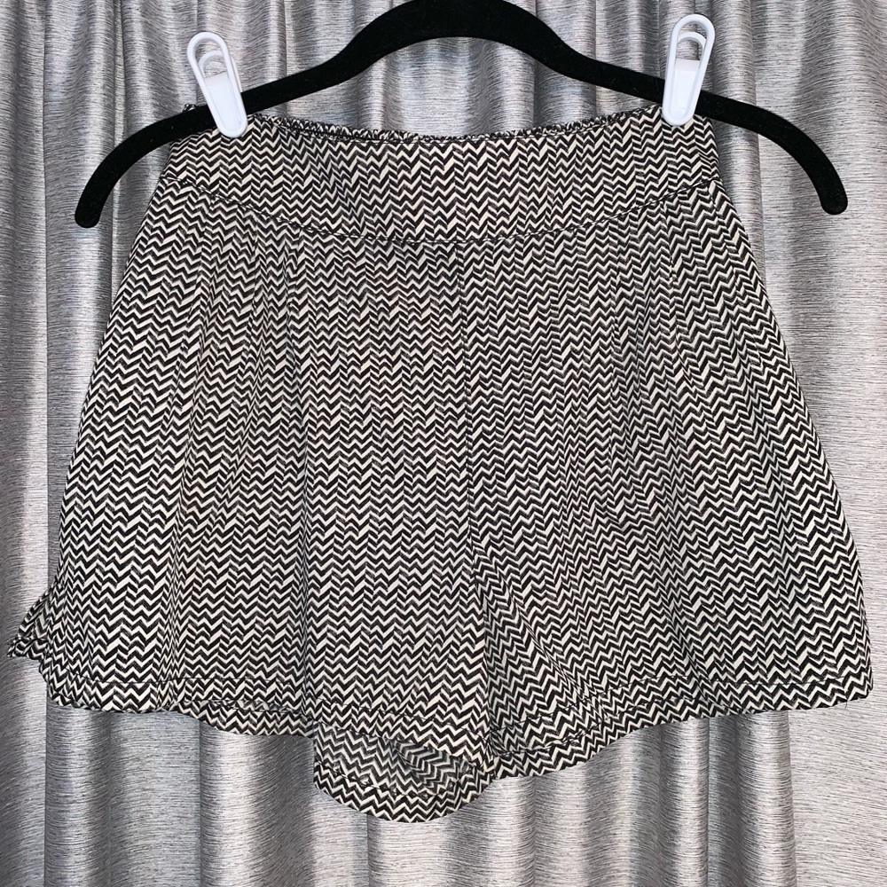 Black & white American Eagle shorts